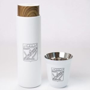 مطارة وكوب ابيض شعار النادي العربي