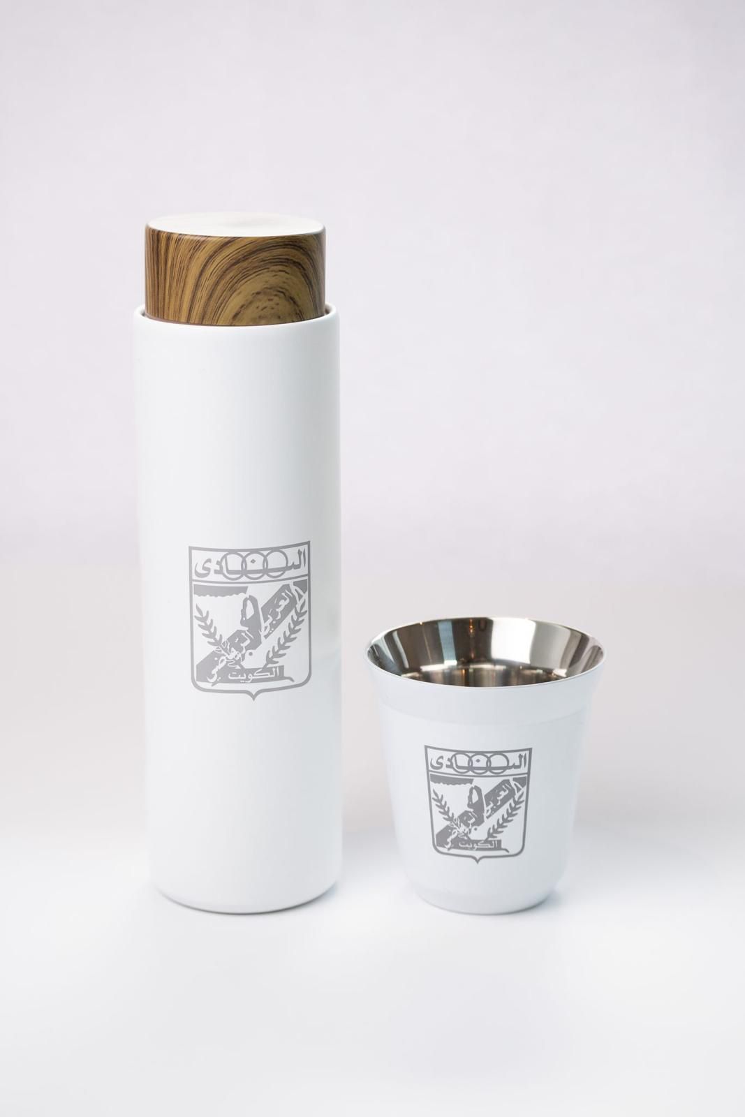 مطارة وكوب ابيض شعار النادي العربي